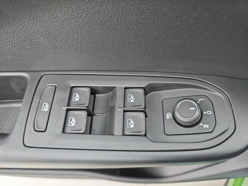 New 2026 Volkswagen Taos SE image 27