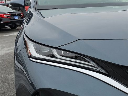 Used 2021 Toyota Venza Limited w/ Advanced Technology Package image 9