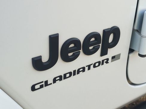 Used 2023 Jeep Gladiator Willys image 13
