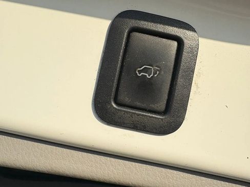 Used 2018 Toyota Highlander XLE image 11