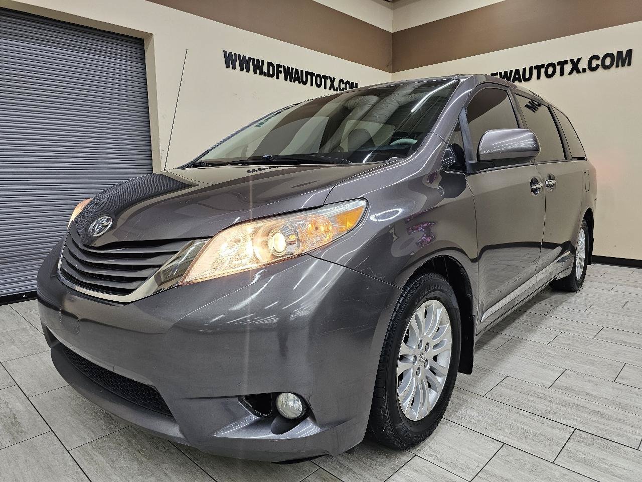 Used 2013 Toyota Sienna XLE FWD image 2