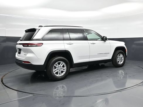 Used 2025 Jeep Grand Cherokee Laredo w/ Luxury Tech Group I AWD/4WD image 21