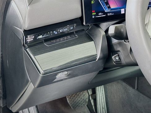 Used 2025 BMW 530i w/ Premium Package image 10