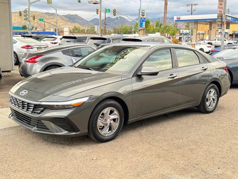 Used 2025 Hyundai Elantra SE FWD image 6