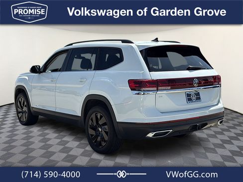 Used 2024 Volkswagen Atlas SE w/ Panoramic Sunroof Package FWD image 6