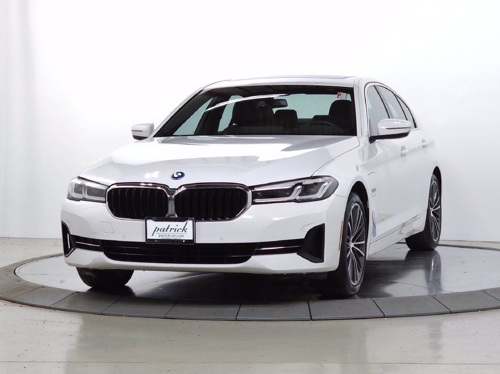 Used 2023 BMW 530e xDrive w/ Premium Package AWD/4WD image 3