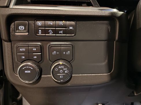 Used 2025 Chevrolet Tahoe Z71 w/ Comfort Package AWD/4WD image 17