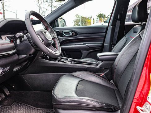 Used 2024 Jeep Compass Trailhawk image 16