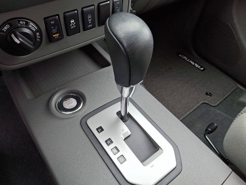 Used 2020 Nissan Frontier SV image 19