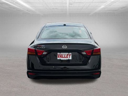 Used 2025 Nissan Altima 2.5 SV FWD image 11
