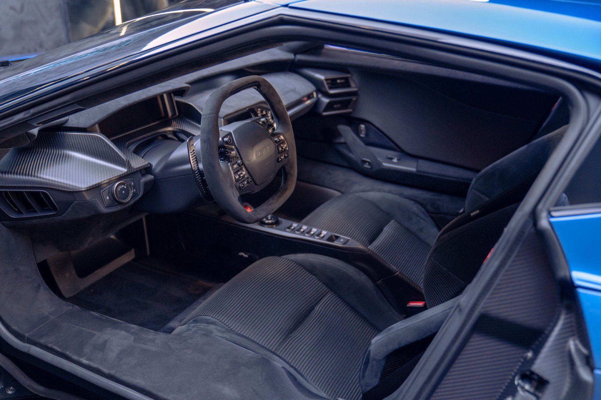 Used 2021 Ford GT RWD image 2