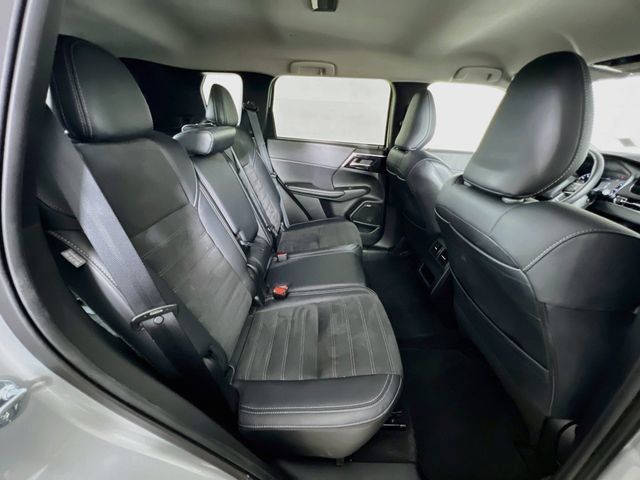 Used 2025 Mitsubishi Outlander SE FWD image 41