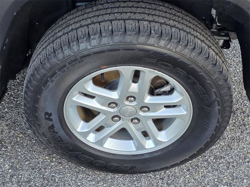 Used 2023 Jeep Grand Cherokee Laredo w/ Luxury Tech Group I image 33