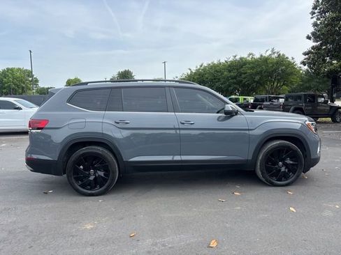 Used 2025 Volkswagen Atlas SE w/ Panoramic Sunroof Package image 10