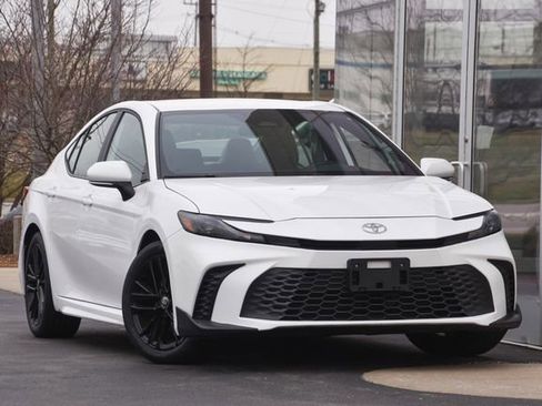 Used 2025 Toyota Camry SE image 4