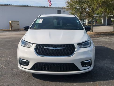 Used 2024 Chrysler Pacifica Touring image 9