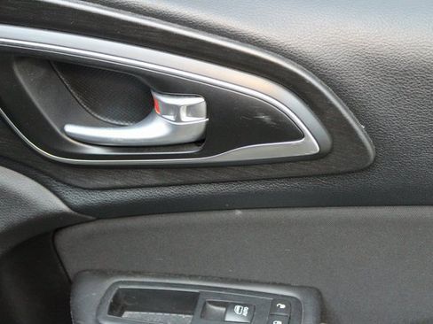 Used 2016 Chrysler 200 Limited image 9