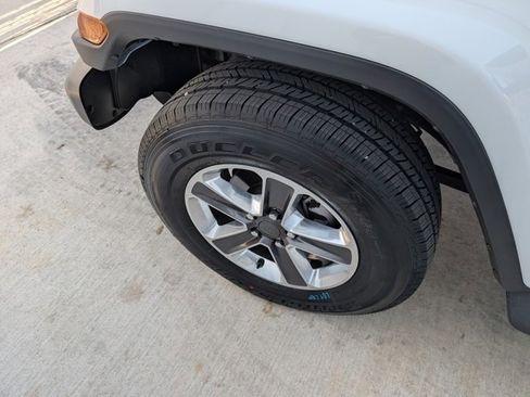 Used 2020 Jeep Wrangler Unlimited Sahara image 9