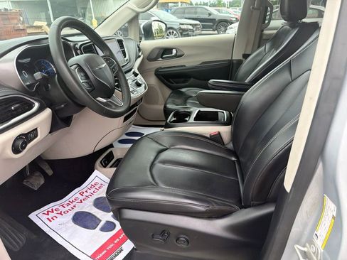 Used 2023 Chrysler Pacifica Touring-L FWD image 11
