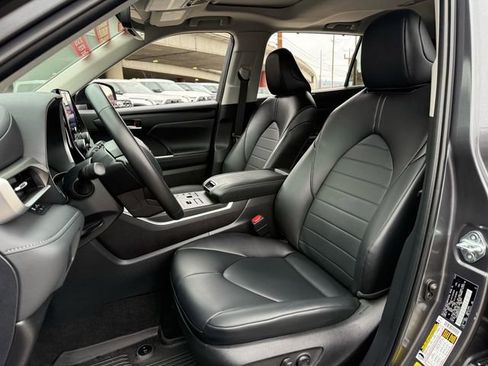 Certified 2024 Toyota Highlander XLE image 11