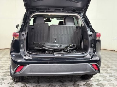 Used 2022 Toyota Highlander XLE AWD/4WD image 6
