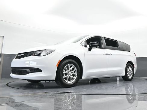 Used 2026 Chrysler Voyager LX image 53