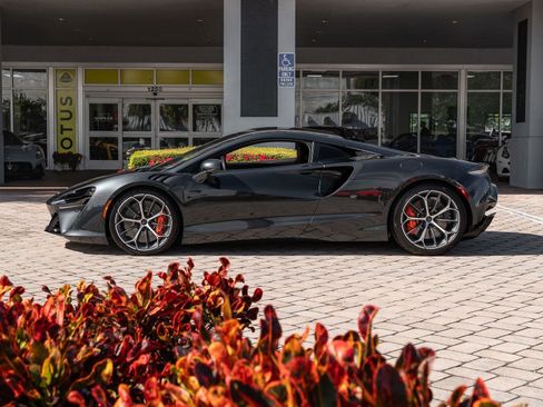 Used 2025 McLaren Artura image 7