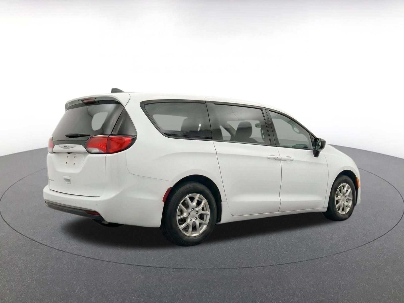 Used 2024 Chrysler Voyager LX FWD image 8