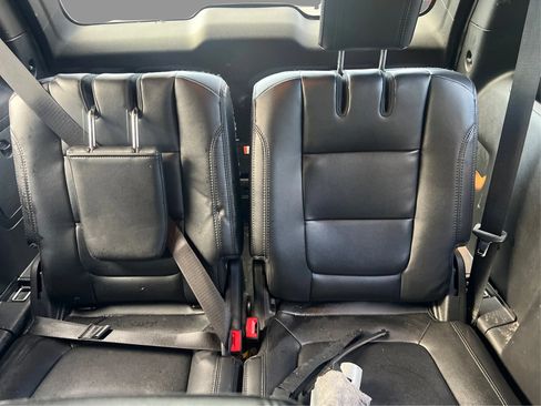 Used 2017 Ford Explorer XLT w/ Equipment Group 202A AWD/4WD image 28