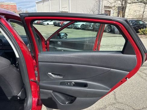 Used 2023 Hyundai Elantra SE image 32