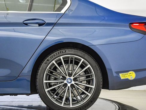 Certified 2022 BMW 530e w/ Premium Package image 11