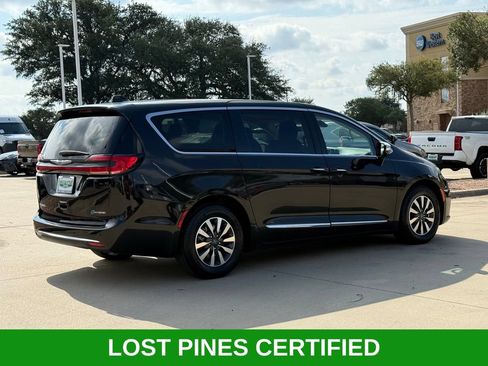 Used 2023 Chrysler Pacifica Limited FWD image 4