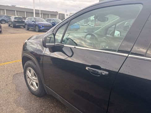 Used 2020 Chevrolet Trax LT w/ LT Convenience Package image 3