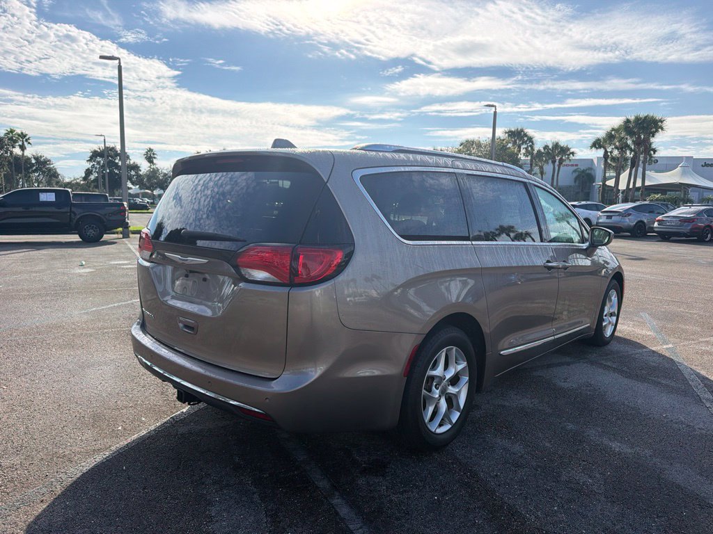 Used 2018 Chrysler Pacifica Touring-L Plus FWD image 7