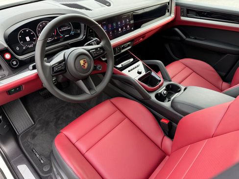 Used 2026 Porsche Cayenne image 4