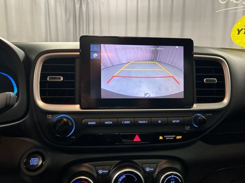 Used 2025 Hyundai Venue SEL FWD image 16