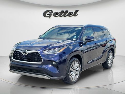 Used 2023 Toyota Highlander Platinum FWD image 2