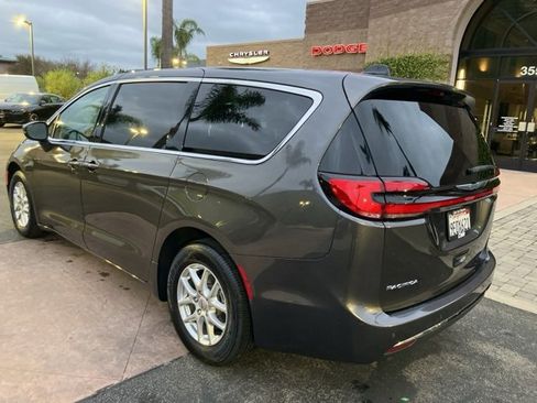 Used 2023 Chrysler Pacifica Touring-L image 8