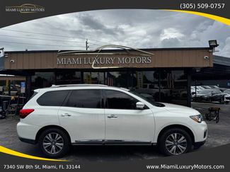 Used 2020 Nissan Pathfinder SL image 1