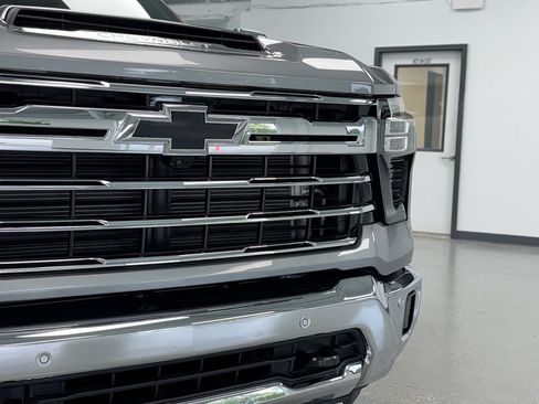 Used 2025 Chevrolet Silverado 2500 LTZ w/ LTZ Convenience Package AWD/4WD image 9