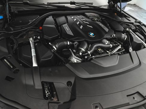 Used 2022 BMW 750i xDrive w/ M Sport Package AWD/4WD image 38