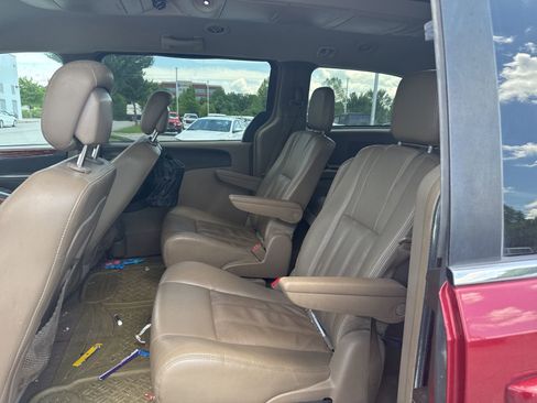 Used 2016 Chrysler Town & Country LX FWD image 10
