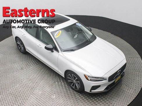 Used 2022 Volvo S60 B5 Momentum image 3