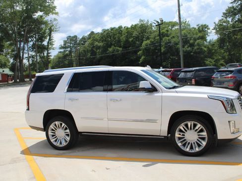 Used 2020 Cadillac Escalade Platinum RWD image 2