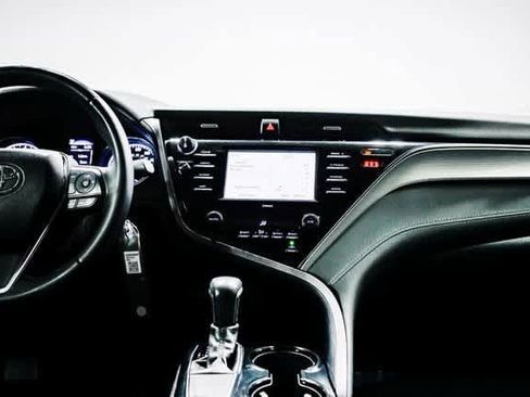Certified 2020 Toyota Camry SE image 13