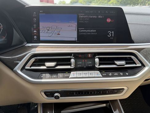 Used 2022 BMW X5 xDrive40i w/ Parking Assistance Package AWD/4WD image 17