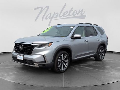 Used 2024 Honda Pilot Touring image 1