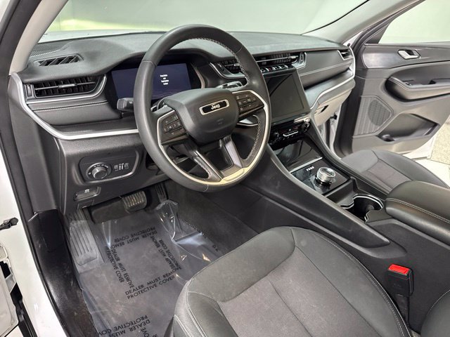 Used 2023 Jeep Grand Cherokee Laredo AWD/4WD image 11