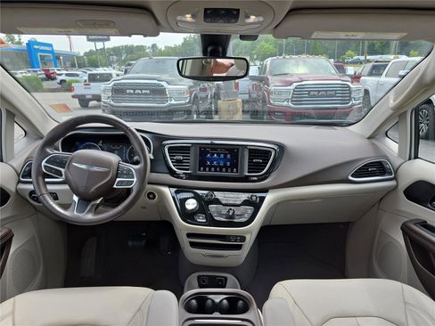 Used 2020 Chrysler Pacifica Touring-L FWD image 16