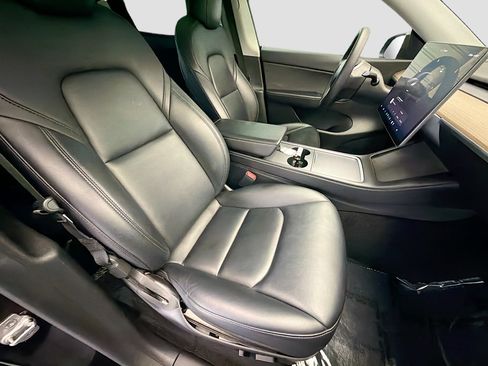 Used 2022 Tesla Model Y Long Range image 15